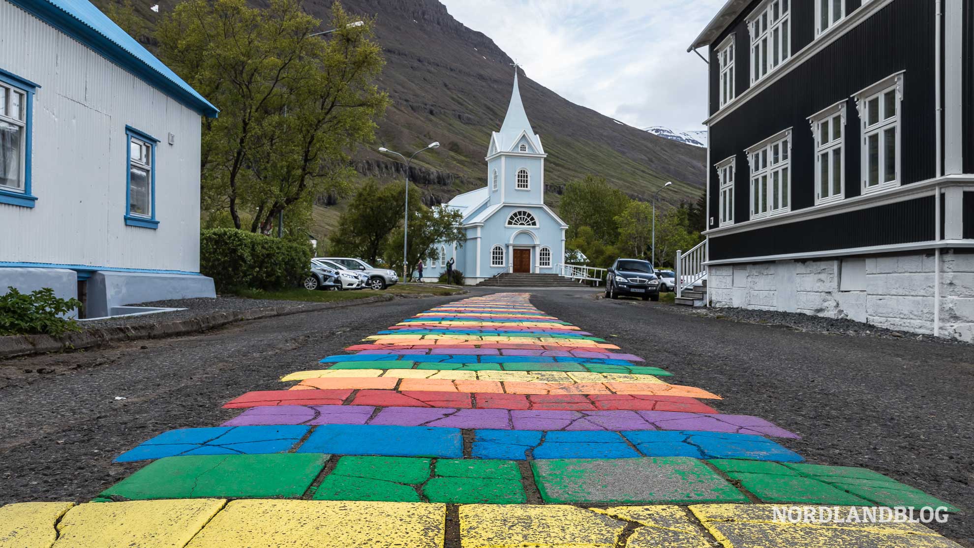 Bunte Straße Regenbogen in Seydisfjördur von Island (Nordlandblog)