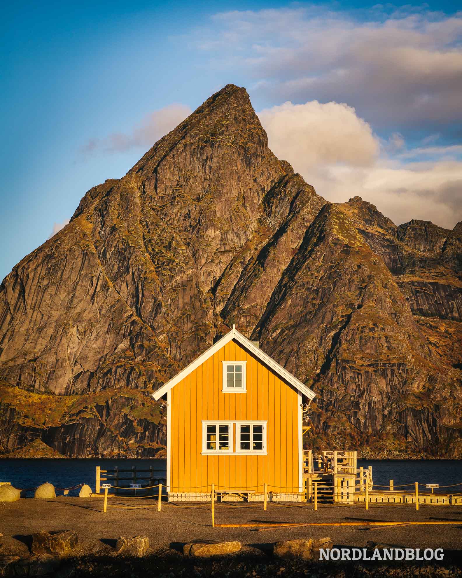 Das bekannte gelbe Haus auf den Lofoten - ein Fotospot in unserem Überblick
