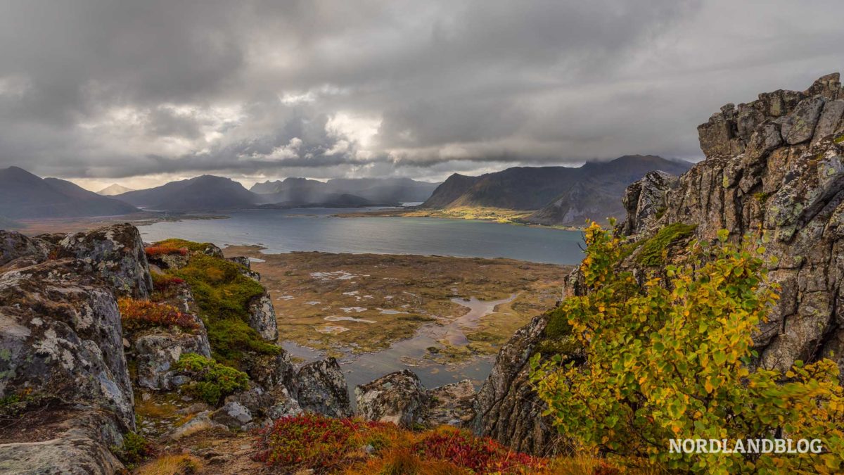 Aussicht am Ziel der Wanderung auf den Hoven auf den Lofoten in Norwegen