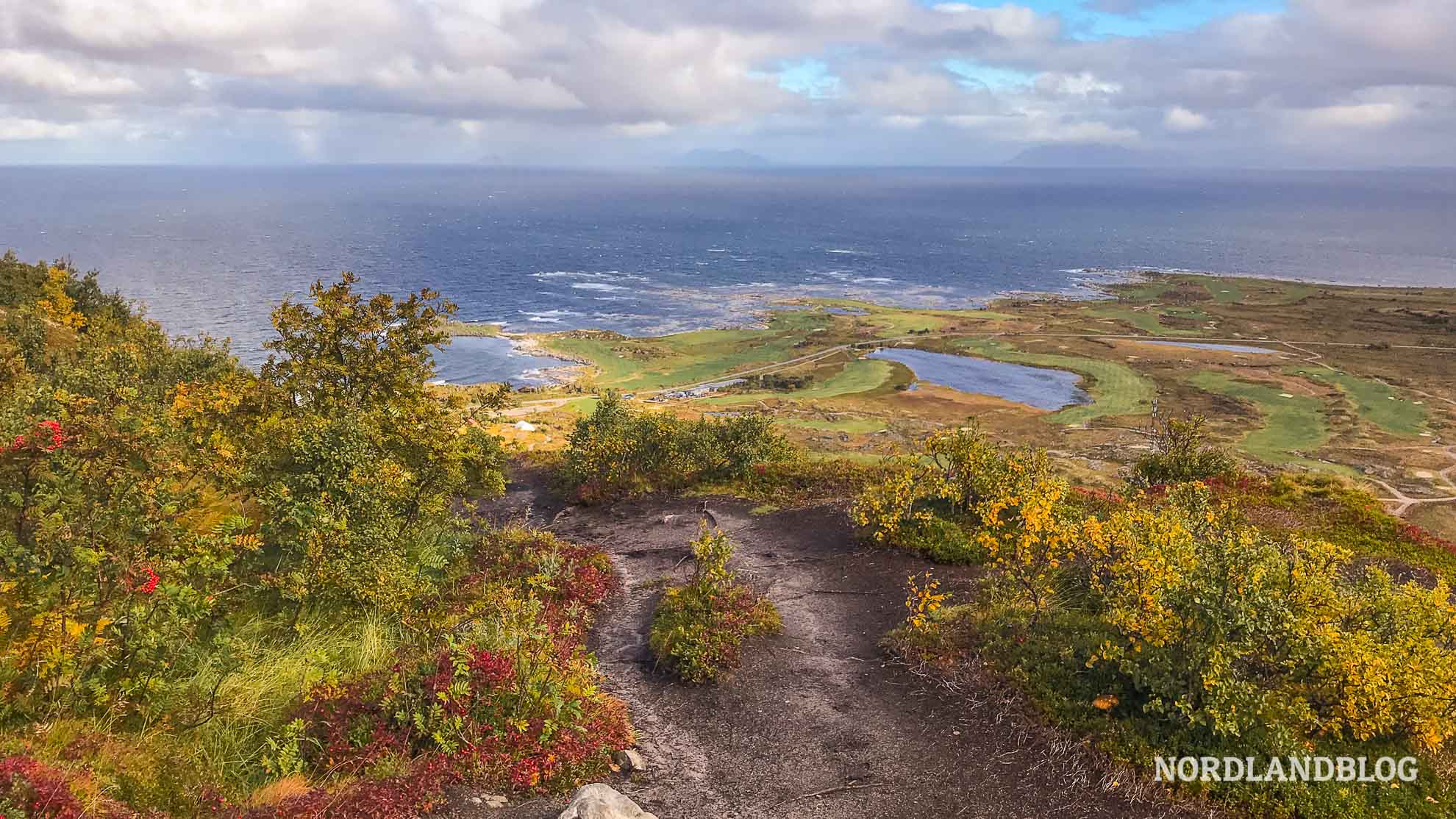 Wanderung auf den Hoven auf den Lofoten in Nordnorwegen - Blick zurück zum Golfplatz