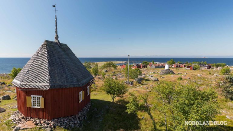 Blick von der Kirche über die Insel Maakalla Ostseeküste Finnland