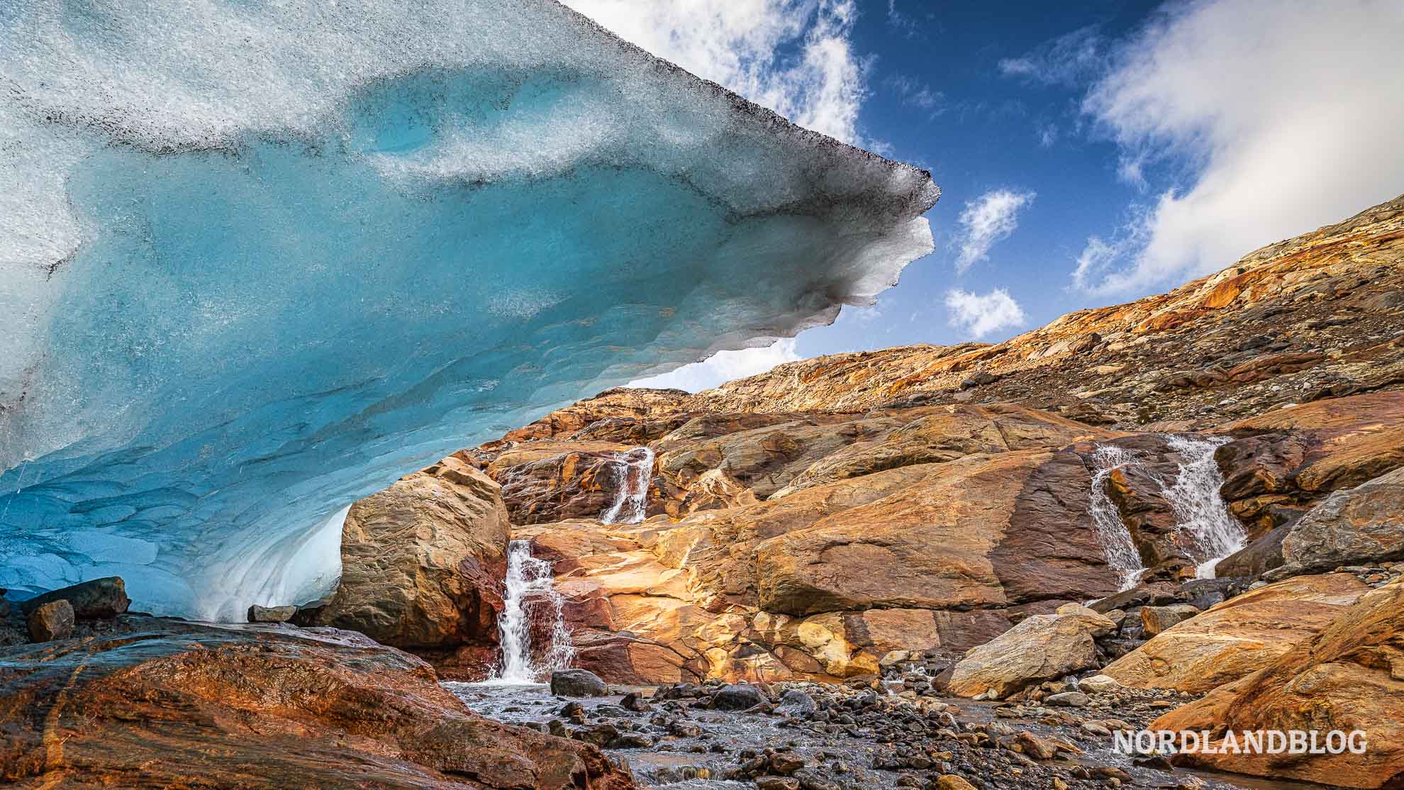 Eis und Schmelzwasser Wanderung Gletscher Austre Okstindbreen