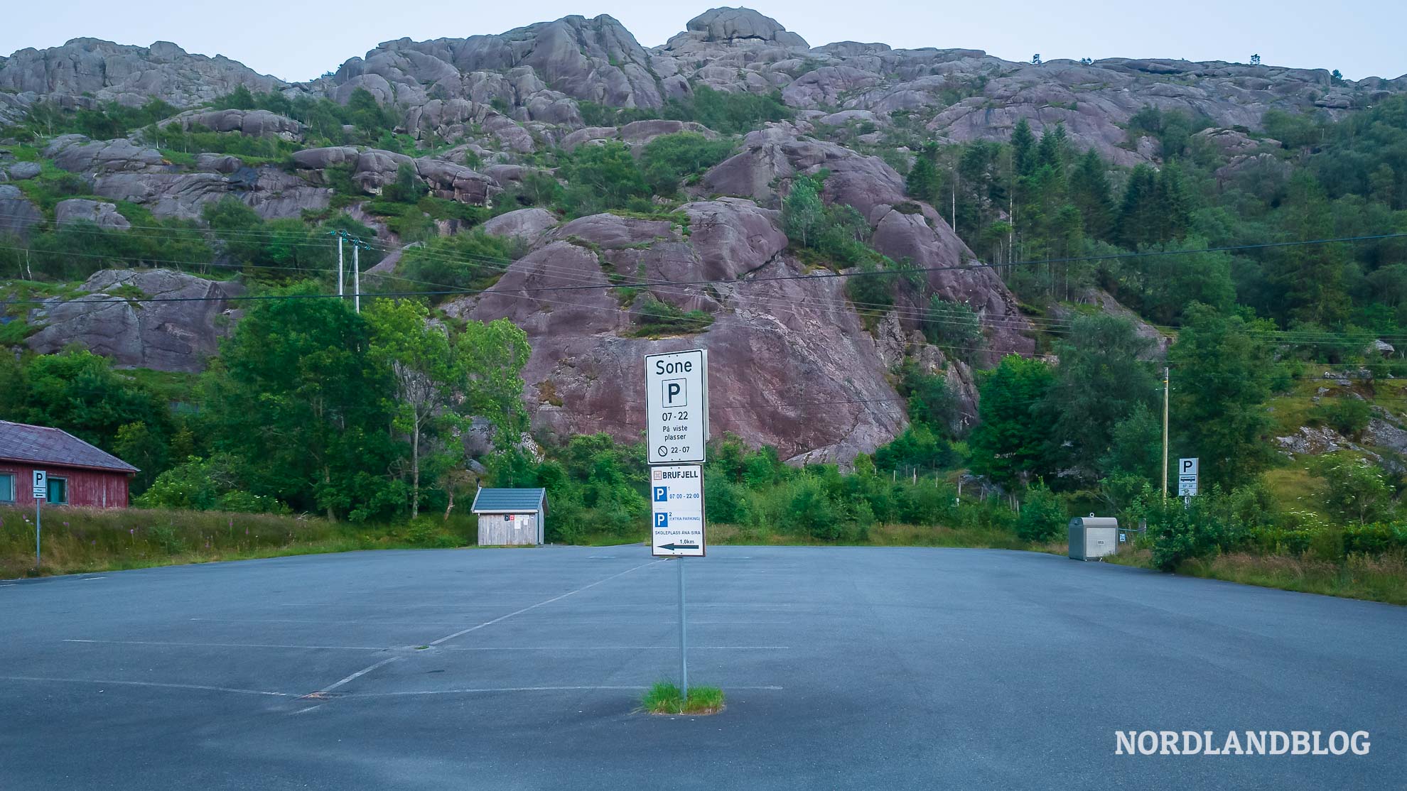 Parkplatz Brufjell am Abend Suednorwegen